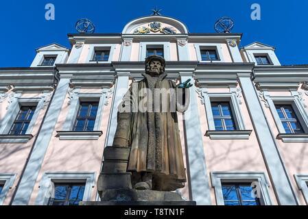 Statue du philosophe Melanchton, 1497-1560, en face d'Melanchthon-Gymnasium, Nuremberg, Middle Franconia, Bavaria, Germany Banque D'Images