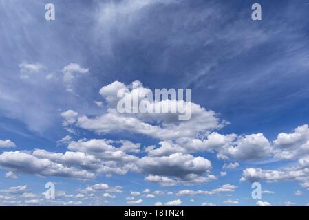 Cumulus humilis Nuages (Cumulus humilis) dans le ciel bleu, Bavière, Allemagne Banque D'Images