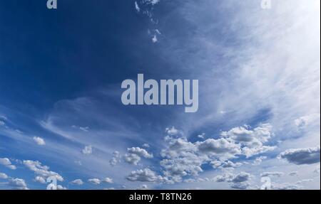 Cumulus humilis Nuages (Cumulus humilis) dans le ciel bleu, Bavière, Allemagne Banque D'Images