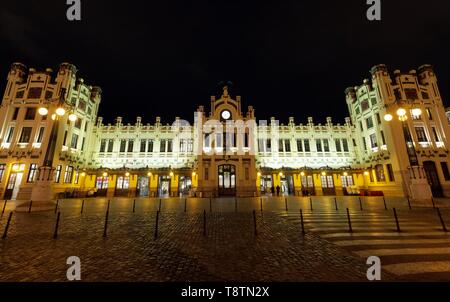 La gare centrale, Estacio del Nord, nuit, illuminé, le Modernisme valencien, Valencia, Espagne Banque D'Images