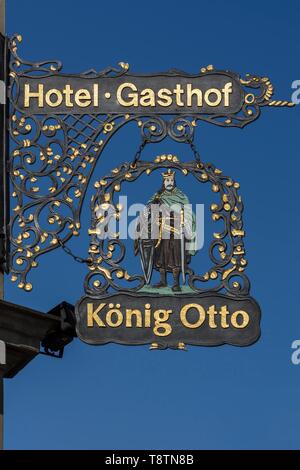 Enseigne suspendue, l'hôtel guesthouse Konig Otto, ciel bleu, Erlangen, Bavière, Allemagne Banque D'Images