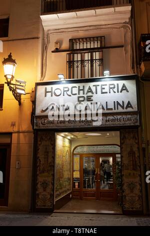 Bar Horchateria de Santa Catalina, nuit, illuminé, Valencia, Espagne Banque D'Images