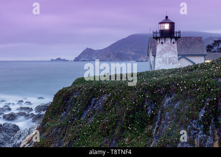 Ciel crépusculaire au point Montara Lighthouse. Banque D'Images