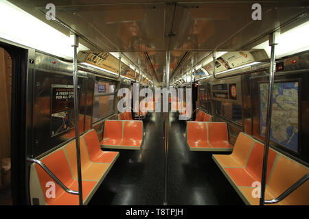 Voiture vide dans le métro à new york. Le New York City Subway est le plus grand système de transport en commun rapide dans le monde entier par numb Banque D'Images