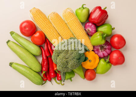 Différents légumes frais sur fond clair Banque D'Images