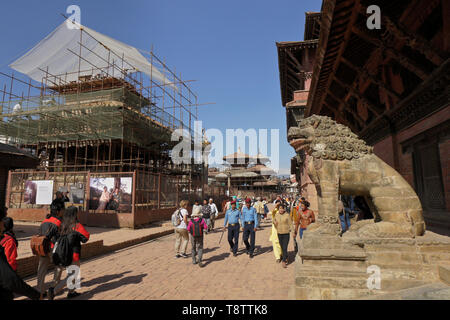 Palais Royal (à droite) et la restauration de Hari Shankar Mandir et Bishwanath Mandir, tous deux gravement endommagé pendant le tremblement de terre de 2015, Durbar Square, Patan, Banque D'Images