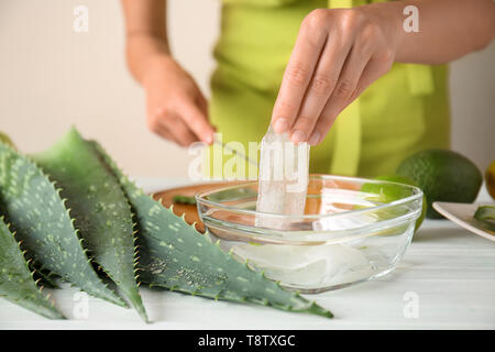 Aloe vera gel Woman at table Banque D'Images