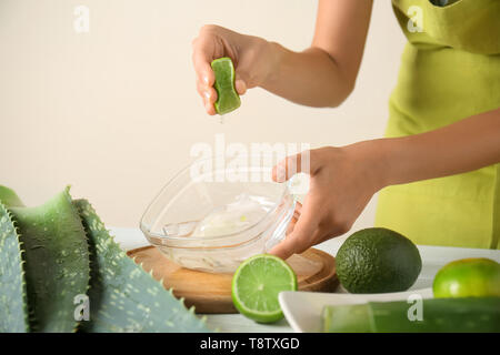 Aloe vera gel Woman at table Banque D'Images