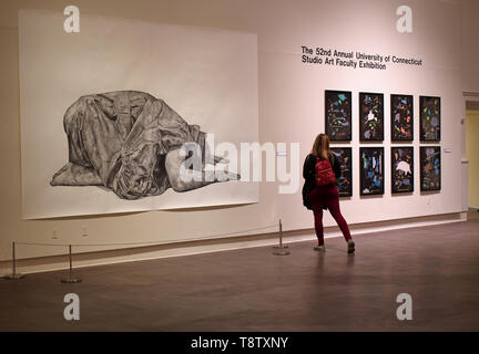 Storrs, CT USA. Oct 2018. Les visiteurs d'admirer les nombreuses œuvres d'art à la William Benton Museum of Art sur le campus de l'Université du Connecticut. Banque D'Images