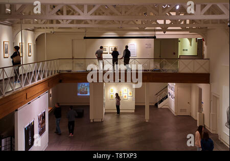 Storrs, CT USA. Oct 2018. Les visiteurs d'admirer les nombreuses œuvres d'art à la William Benton Museum of Art sur le campus de l'Université du Connecticut. Banque D'Images