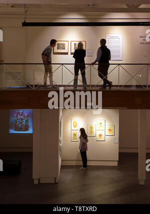 Storrs, CT USA. Oct 2018. Les visiteurs d'admirer les nombreuses œuvres d'art à la William Benton Museum of Art sur le campus de l'Université du Connecticut. Banque D'Images