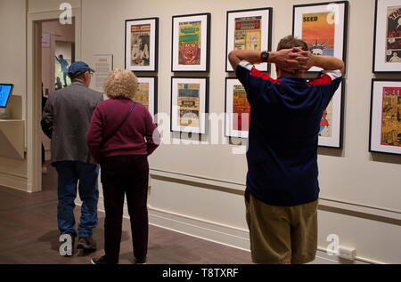 Storrs, CT USA. Oct 2018. Les visiteurs d'admirer les nombreuses œuvres d'art à la William Benton Museum of Art sur le campus de l'Université du Connecticut. Banque D'Images