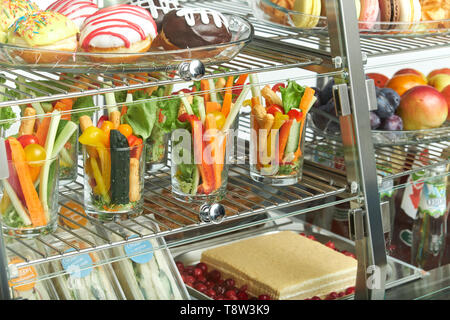 Showcase réfrigérateur pour la restauration avec les aliments cuits. Les desserts sucrés, des plats chauds et des salades Banque D'Images