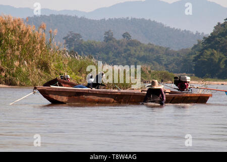 Kok River en Thaïlande, les gens de la pêche en rivière peu profonde Banque D'Images