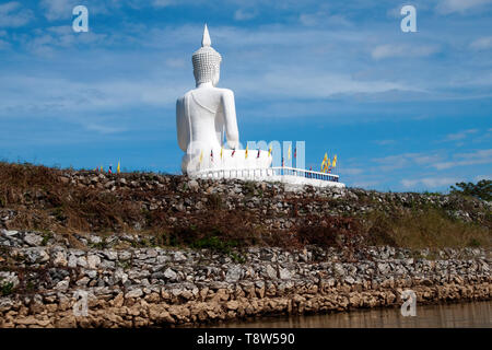 La rivière Kok Thaïlande, retour de statue du Bouddha blanc géant on riverbank Banque D'Images