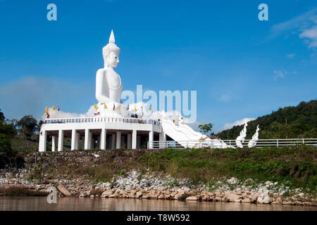 La rivière Kok Thaïlande, statue du Bouddha blanc géant on riverbank Banque D'Images