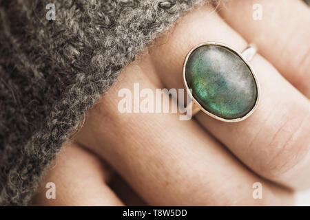 Belle bague avec une grosse pierre sur la main, close-up Banque D'Images