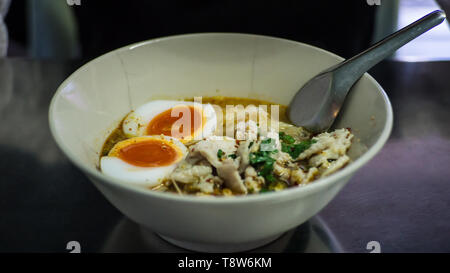 TOM YAM épicée soupe aux nouilles Porc bouilli avec des oeufs Banque D'Images