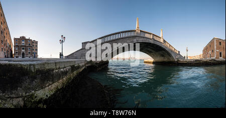 Pont de pierre traversant l'un des nombreux canaux de la ville, le Grand Canal et di San Giorgio Maggiore dans la distance Banque D'Images