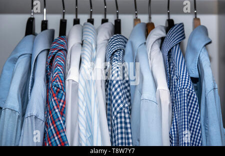 Les hommes shirts hanging penderie dans Living Apartment Home Intérieur Banque D'Images