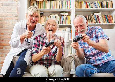Couple et femme médecin jeux vidéos à la maison Banque D'Images