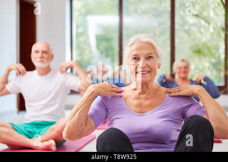 Groupe de personnes âgées dans un cours de réadaptation physique faisant l'exercice exercice Banque D'Images