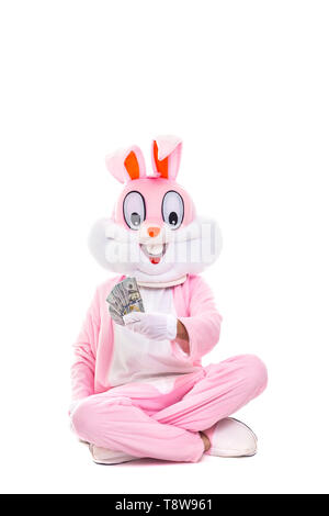 Lapin de Pâques avec ventilateur de dollars, célèbre Pâques. Lucky Man riche détient l'argent hundred dollar bills Banque D'Images