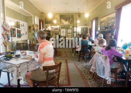 La gare et le café à Waikino sur le patrimoine et le chemin de fer Goldfields Hauraki Rail Trail Banque D'Images