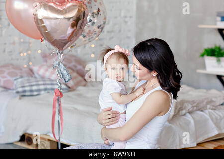 Une photo de bébé adorable isolé sur fond blanc Banque D'Images