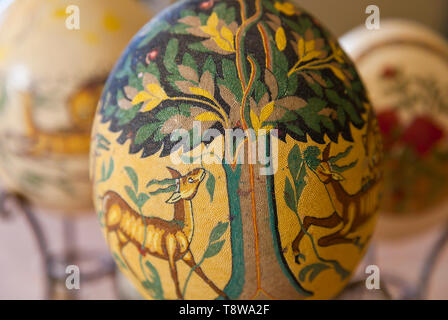 Artesanía en cáscara de huevo de avestruz. Lodge de la Reserva Natural del Humedal de Azraq. Jordanie, Oriente Medio Banque D'Images