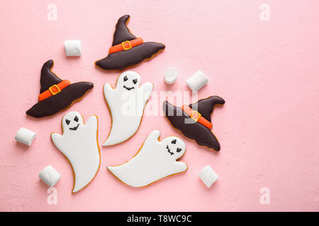 Cookies créatif préparé pour Halloween party sur un fond de couleur Banque D'Images