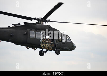 Les parachutistes de l'Armée américaine affecté à 54e bataillon du génie de la Brigade, 173e Brigade aéroportée, à bord d'un 12e Brigade d'aviation de combat UH-60 Black Hawk, à Juliette, Pordenone, Italie, au cours de l'opération aéroportée, le 9 mai 2019. La 173e Brigade aéroportée de l'armée américaine est la force de réaction d'urgence en Europe, capables de projeter des forces n'importe où aux États-Unis, d'Europe centrale ou de l'Afrique des commandes de domaines de responsabilité. (U.S. Photos de l'armée par Paolo Bovo) Banque D'Images