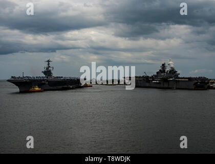 190513-N-ZG607-2014 MAYPORT, Floride (13 mai 2019) Le porte-avions USS JOHN C. STENNIS (CVN 74), gauche, passe la classe Wasp navire d'assaut amphibie USS Iwo Jima (DG 7) qu'il tire dans la base navale de Mayport, 13 mai 2019. Le John C. Stennis fonctionne dans la 4e Flotte des États-Unis à l'appui de l'équipe d'opérations pour maintenir la stabilité et de la sécurité maritime afin d'assurer l'accès, décourager l'agression et de défendre les intérêts des pays alliés et partenaires. (U.S. Photo par marine Spécialiste de la communication de masse de la classe de 3ème/Cremeans Dominick A. libéré) Banque D'Images