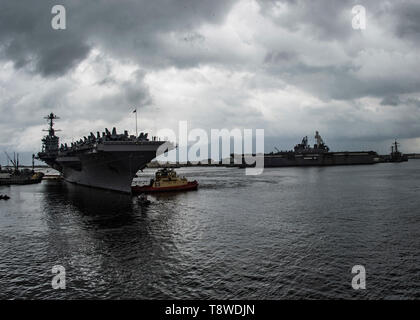 190513-N-ZG607-2061 MAYPORT, Floride (13 mai 2019) Le porte-avions USS JOHN C. STENNIS (CVN 74), gauche, passer la classe Wasp navire d'assaut amphibie USS Iwo Jima (DG 7) comme il moors à Mayport Naval Base 13 mai 2019. Le John C. Stennis fonctionne dans la 4e Flotte des États-Unis à l'appui de l'équipe d'opérations pour maintenir la stabilité et de la sécurité maritime afin d'assurer l'accès, décourager l'agression et de défendre les intérêts des pays alliés et partenaires. (U.S. Photo par marine Spécialiste de la communication de masse de la classe de 3ème/Cremeans Dominick A. libéré) Banque D'Images