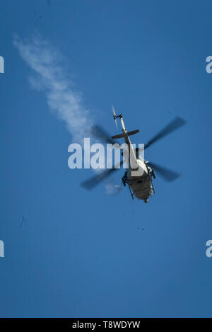 Un UH-1Y Venom hélicoptère utilitaire fournit un appui aérien rapproché au cours d'un exercice de tir réel à Camp Lejeune, en Caroline du Nord, le 8 mai 2019. La formation a été réalisée au cours d'une course de contrôle aérien tactique qui certifie les marines d'employer des systèmes d'armes sous contrôle aussi bien sur un téléphone fixe et le rotor, les avions. (U.S. Marine Corps photo par le Cpl. Christian J. Robertson) Banque D'Images