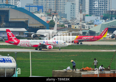 Saigon, Vietnam - Mai 11, 2019. Le roulage des avions de passagers sur la piste de l'aéroport Tan Son Nhat (SGN). Banque D'Images