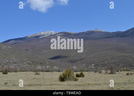 Lička Plješivica Moountain photographié à partir de la vallée sur un jour de printemps ensoleillé Banque D'Images