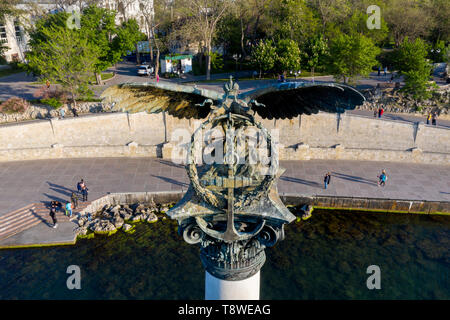 Vue rapprochée du monument emblématique de la Fédération de naufrages et de Primorsky Boulevard de la mer Noire dans la baie de Sébastopol, la péninsule de Crimée Banque D'Images