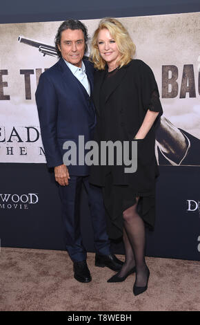 14 mai 2019 - Hollywood, Californie, États-Unis - Ian McShane et Gwen Humble arrive pour la première de HBO'S 'Deadwood' film au Cinerama Dome Theatre. (Crédit Image : © Lisa O'Connor/Zuma sur le fil) Banque D'Images