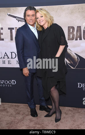 14 mai 2019 - Hollywood, Californie, États-Unis - Ian McShane et Gwen Humble arrive pour la première de HBO'S 'Deadwood' film au Cinerama Dome Theatre. (Crédit Image : © Lisa O'Connor/Zuma sur le fil) Banque D'Images