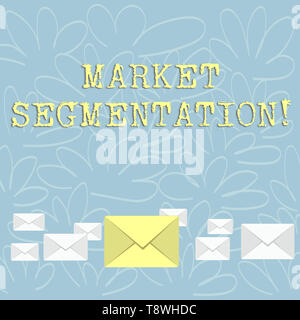 Écrit remarque montrant la segmentation des marchés. Concept d'affaires pour la division d'un marché de clients potentiels en groupes de différentes tailles d'enveloppes de couleur Banque D'Images