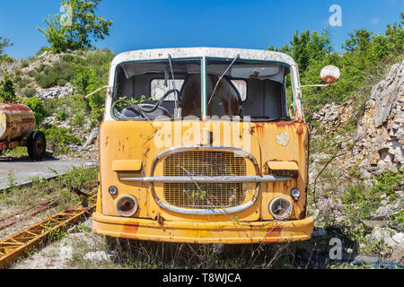 Ancien chariot abandonné jaune Banque D'Images