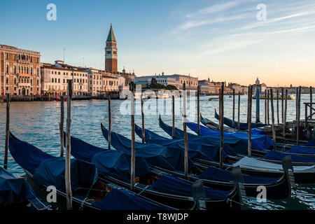 Les gondoles, barques vénitiennes traditionnelles, par le Grand Canal, Canal Grande, place Saint Marc, Le Campanile Campanile di San Marco dans la dist Banque D'Images