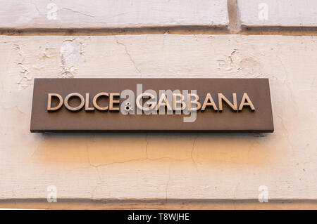 ROME, ITALIE - Le 4 septembre 2010 : le signe de la marque Dolce & Gabbana sur la paroi de la fashion store sur la Via dei Condotti à Rome le septembe Banque D'Images