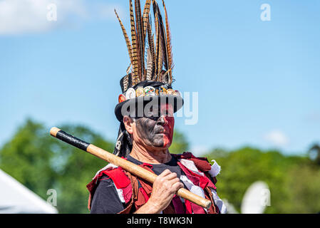 Dark Horse Border Morris, troupe de danse morris. Maldon a basé des danseurs Morris en costume noir et rouge. Danse Morris traditionnelle de style frontière Banque D'Images