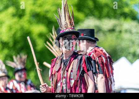 Dark Horse Border Morris, troupe de danse morris. Maldon a basé des danseurs Morris en costume noir et rouge. Danse Morris traditionnelle de style frontière Banque D'Images