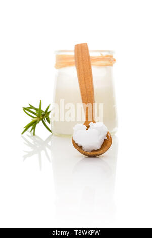 Le saindoux de graisses de porc dans un bocal en verre isolé sur fond blanc. Banque D'Images