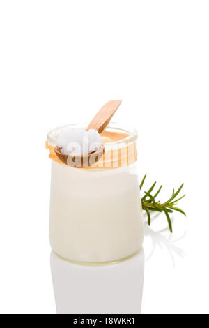 Le saindoux sur cuillère en bois, en bocal verre isolé sur fond blanc. Des matières grasses. Banque D'Images