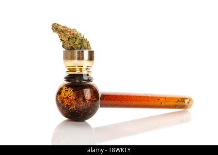 La marijuana bud et pipe en verre sur fond blanc. Banque D'Images