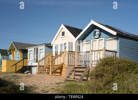 Cabines colorées en début de soirée à Mudeford Sandspit Hengistbury Head près de Bournemouth dans le Dorset Banque D'Images